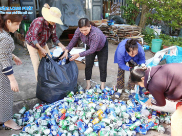Từ rác thành tiền: Câu chuyện đáng tự hào của những người làm nghề thu mua phế liệu