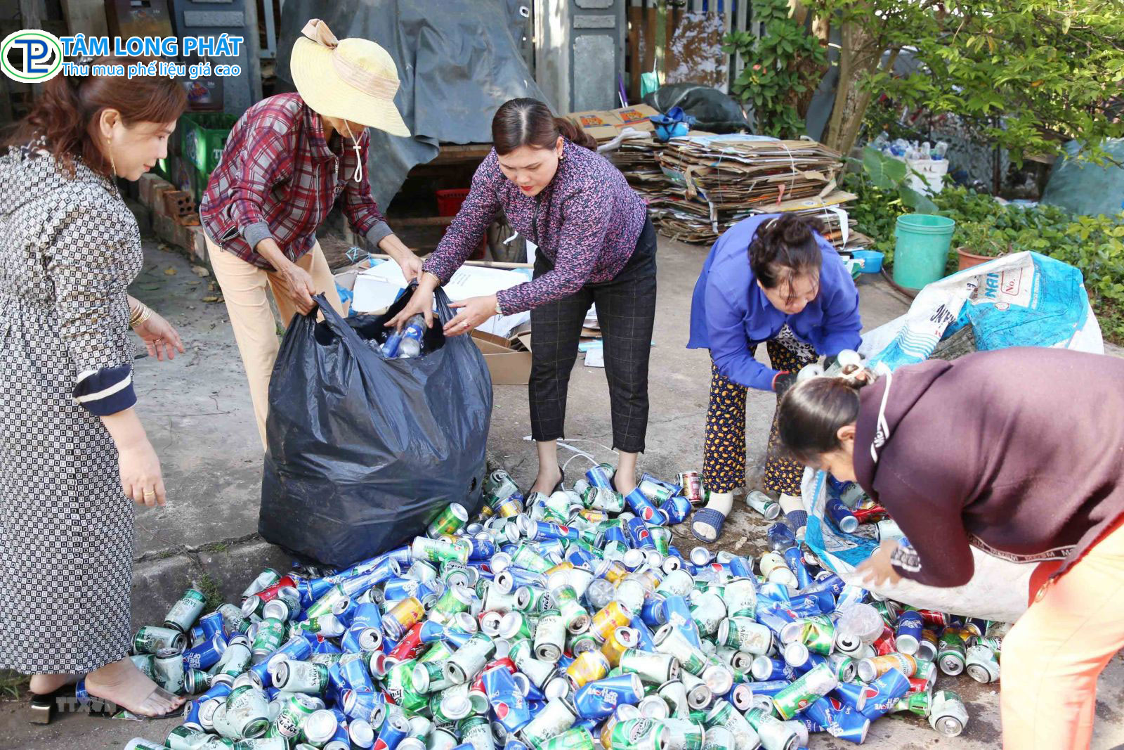 Từ rác thành tiền: Câu chuyện đáng tự hào của những người làm nghề thu mua phế liệu