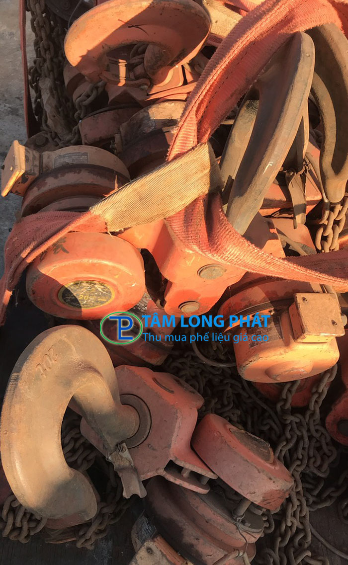phế liệu móc cẩu trục