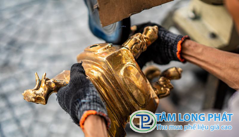 Sử dụng các vật kim loại