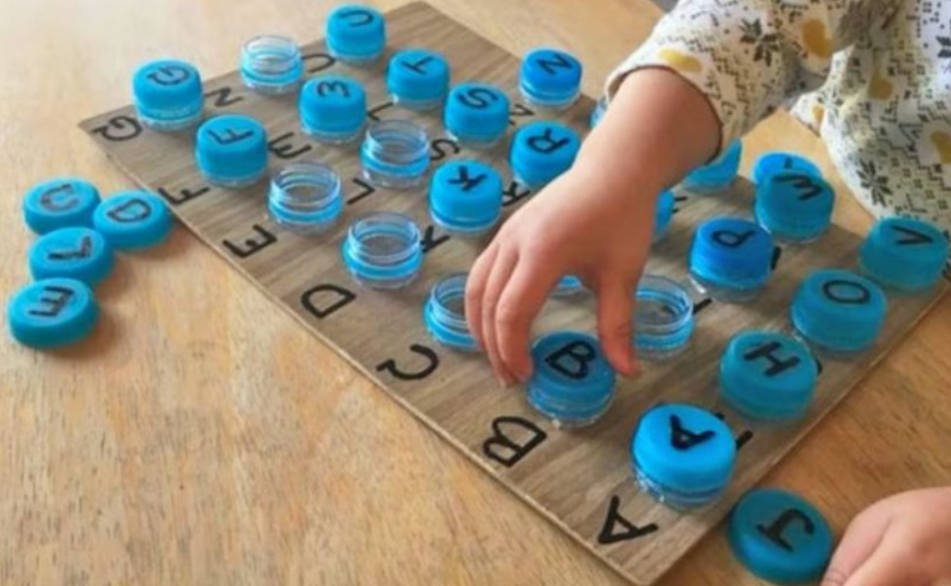 Tái chế chai nhựa thành bảng chữ cái ABC