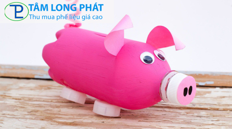 Tái chế chai nhựa thành con vật chú heo ngộ nghĩnh