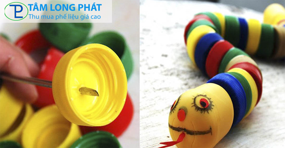Tái chế chai nhựa thành đồ chơi là những chú rắn màu sắc