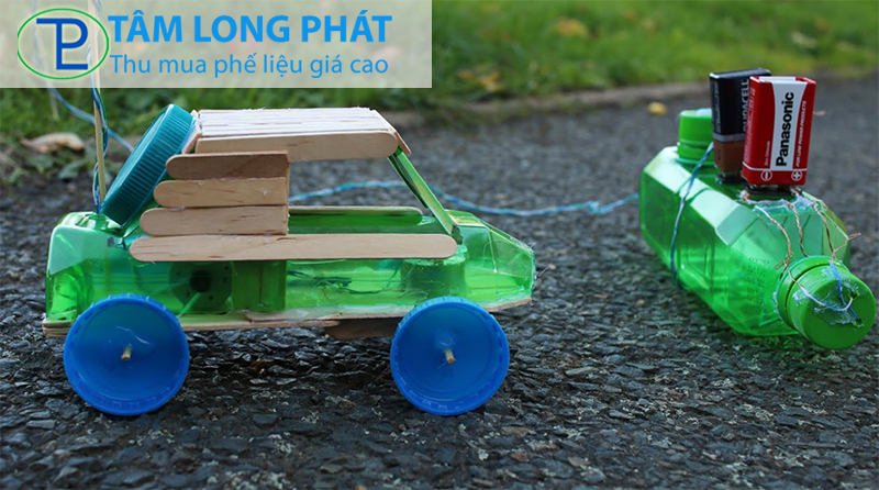 Làm ô tô bằng vỏ chai nhựa bỏ đi